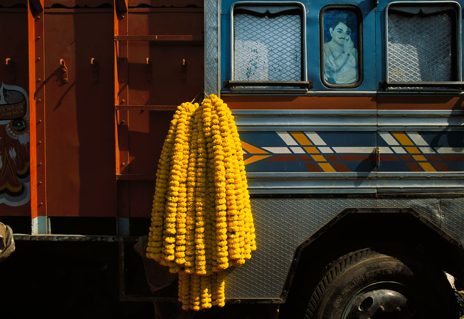 04_malaysiaairlines.kolkata.truck.flowers.color.india.jpg